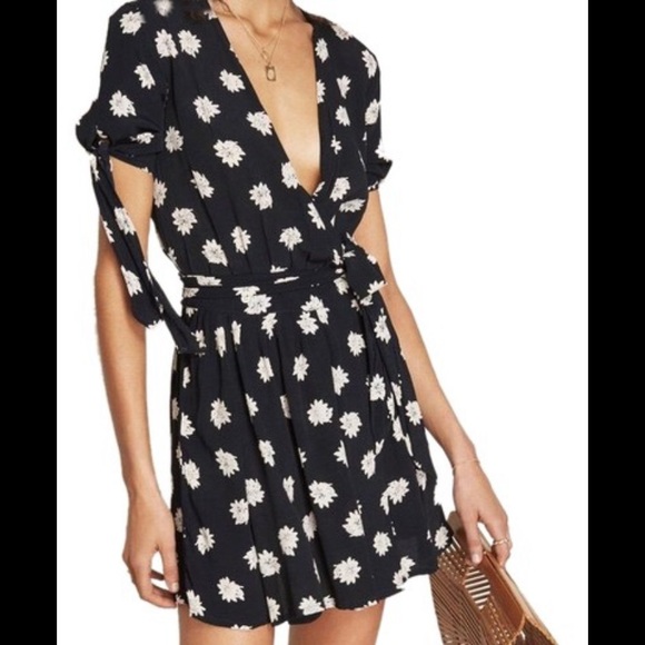 Faithfull the Brand Oslo wrap dress size 2 - Picture 3 of 4